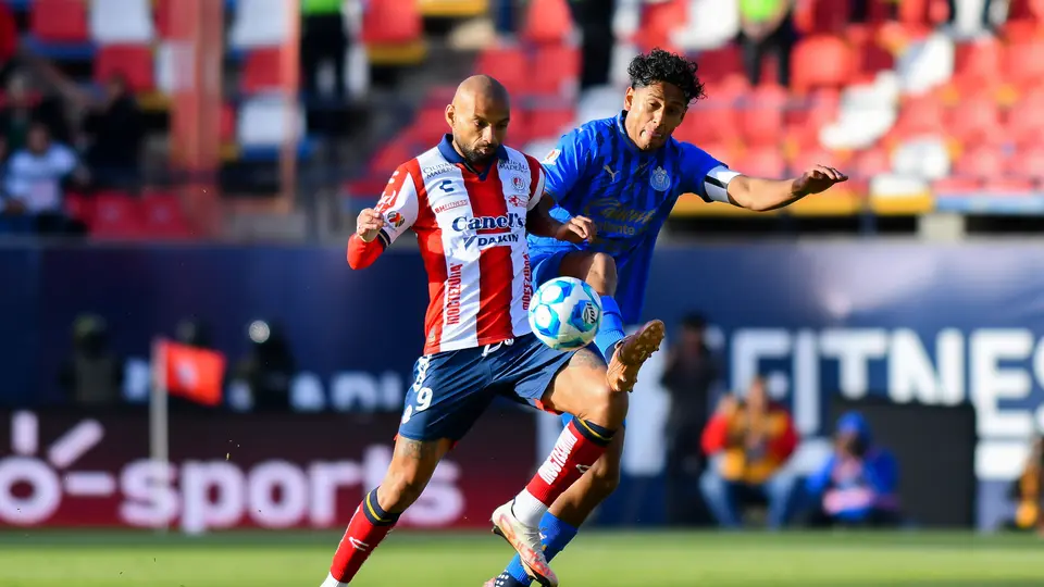Joao Pedro y Luis Romo enfrentándose | Imago7