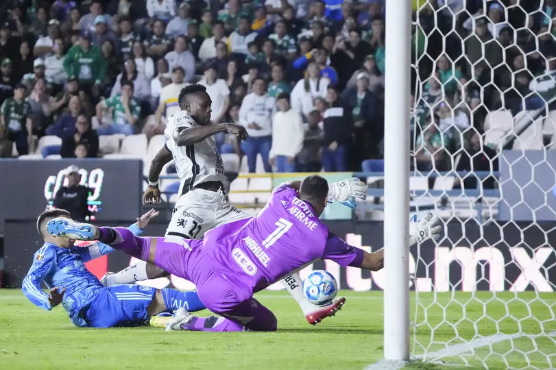 León marca el empate ante Tigres | IMAGO7