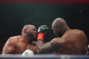 Jarrell Miller pierde el peluquín, pero gana la pelea en una noche surrealista
