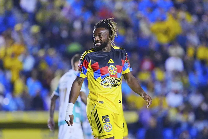 Saint-Maximin ante Santos Laguna l IMAGO7