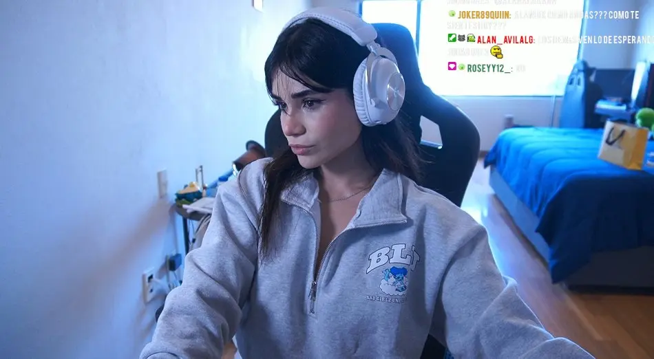 Alana Flores en un live l X:alanafloresf