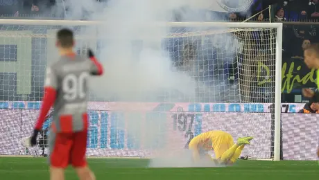 Afición del Inter de Milán lanza bomba de estruendo al arquero del Cremonese en pleno partido