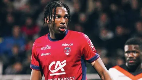 Liverpool llega a un acuerdo verbal por el central, Jeremy Jacquet