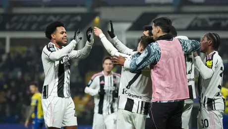 Juventus golea al Parma y se aferra a Champions
