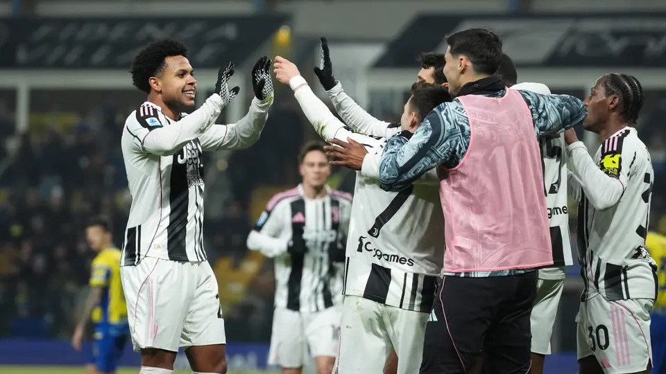 Juventus golea al Parma y se aferra a Champions