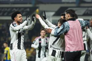 Juventus golea al Parma y se aferra a Champions