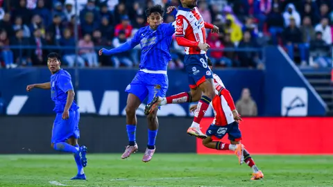 Jugadores de Chivas y San Luis disputando el balón l IMAGO7