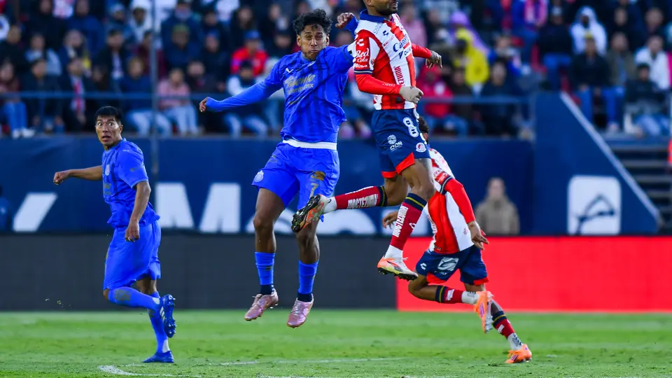 Jugadores de Chivas y San Luis disputando el balón l IMAGO7
