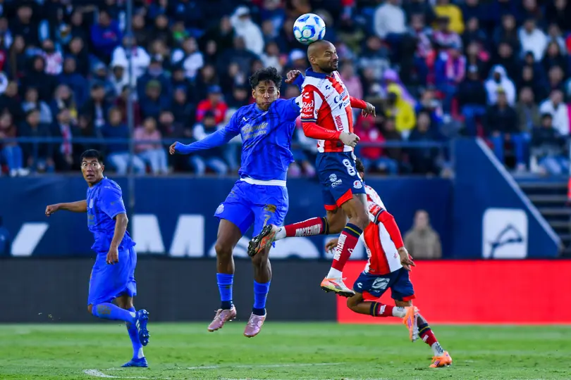 Jugadores de Chivas y San Luis disputando el balón l IMAGO7