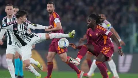 Roma y Juventus disputando el balón | AP