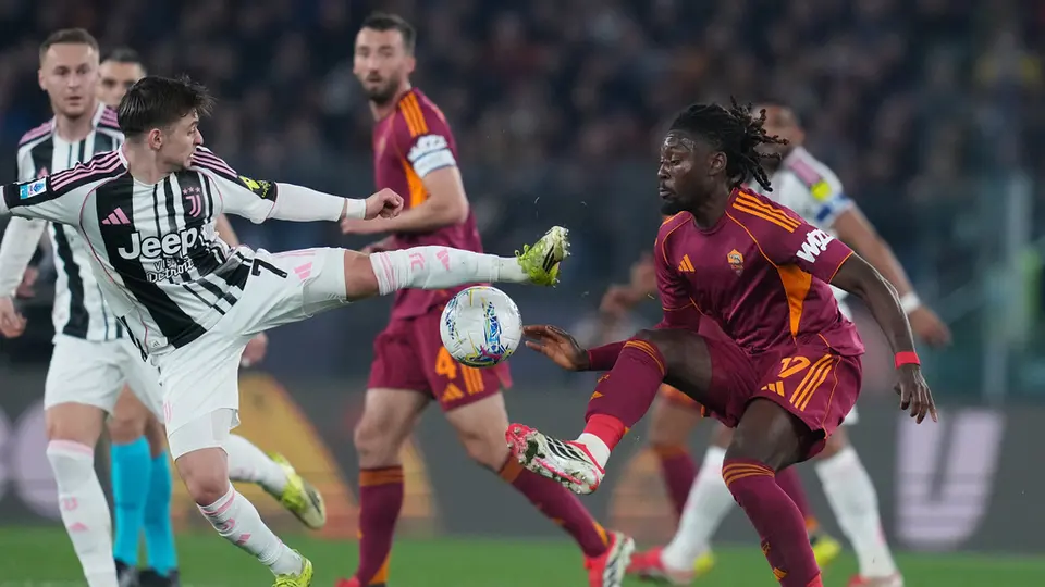 Roma y Juventus disputando el balón | AP