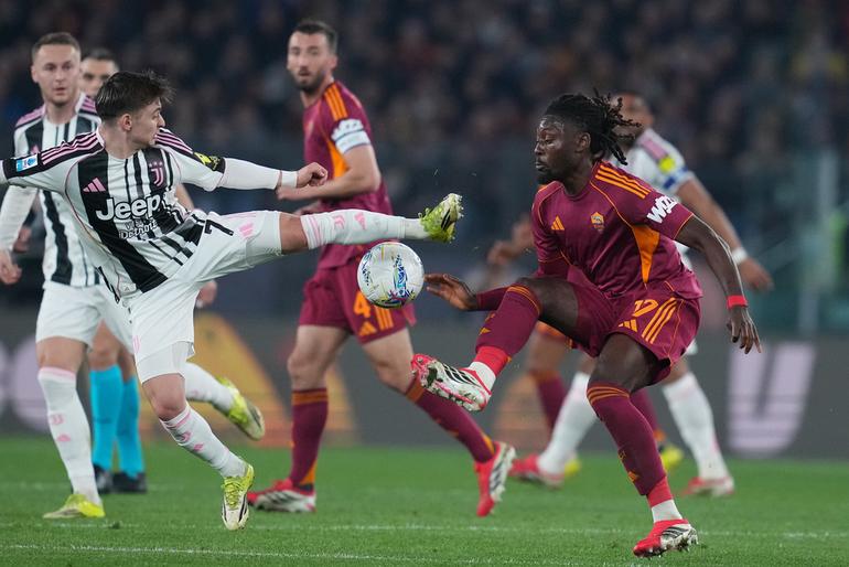 Roma y Juventus disputando el balón | AP