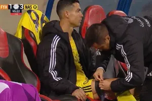 ¿Mundial en riesgo? Cristiano Ronaldo sale de cambio con Al Nassr y recibe atención en el banquillo