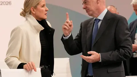 La presidenta del COI, Kristen Coverty, platica con Infantino | AP