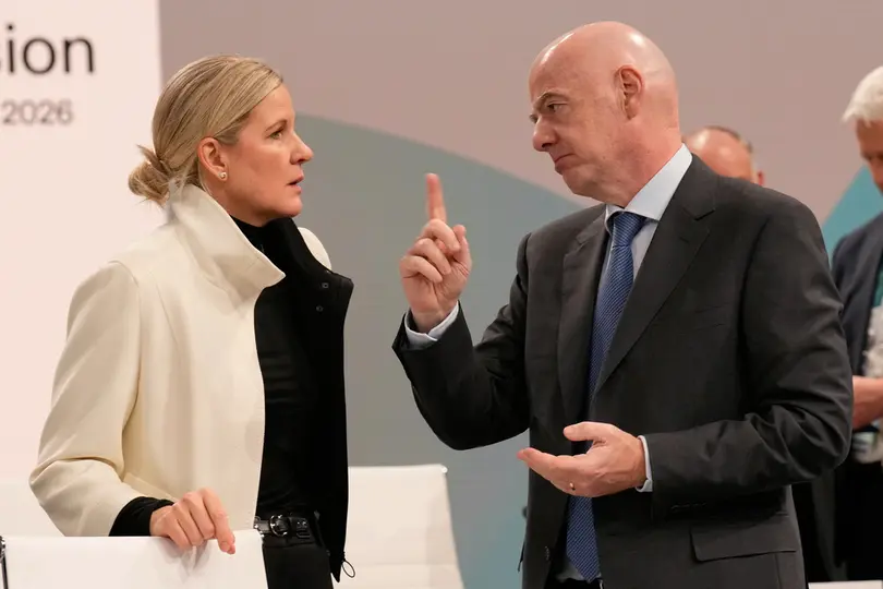 La presidenta del COI, Kristen Coverty, platica con Infantino | AP