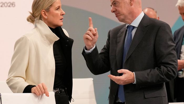 La presidenta del COI, Kristen Coverty, platica con Infantino | AP