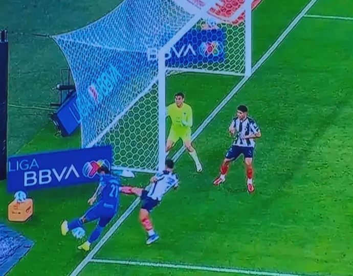Balón salió del campo l CAPTURA