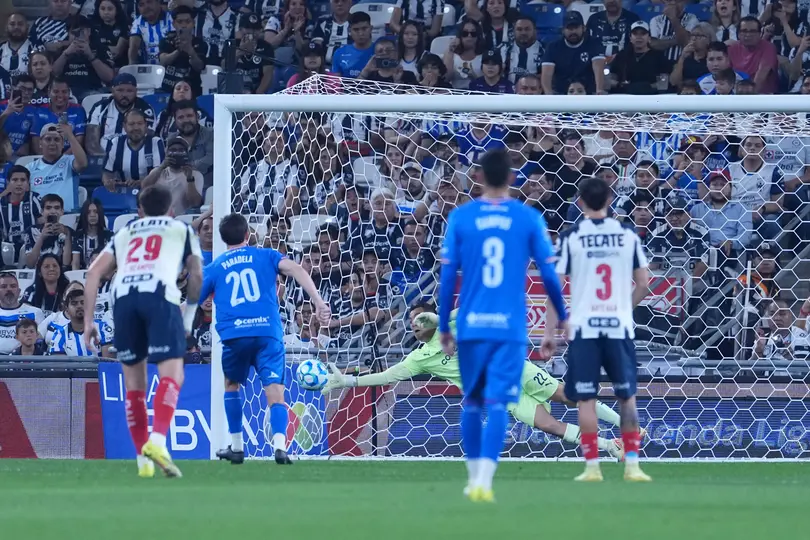Luis 'Mochis' Cárdenas y su gran atajada a Paradela | IMAGO7