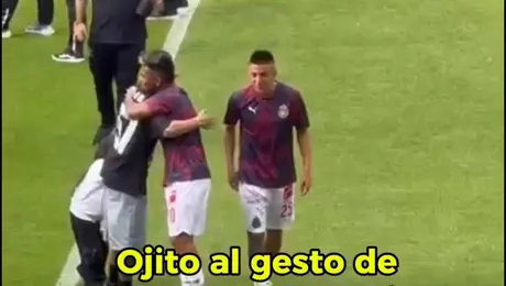 Antes De Empezar A Calentar, Los Jugadores De Chivas Se Acercaron Para Saludar a Alexis Vega
