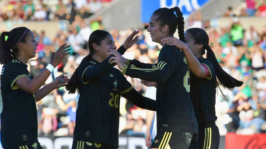 Jugadoras de la Selección Femenil de México en celebración de gol | MEXSPORT
