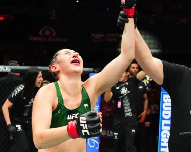 Regina Tarin emocionada tras su victoria | Captura de pantalla de @UFC