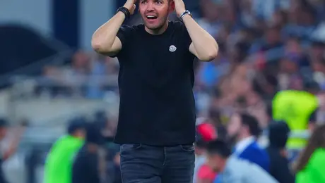 “¡Fuera Larcamón!”: Afición de Cruz Azul estalla tras quedar fuera de Concachampions