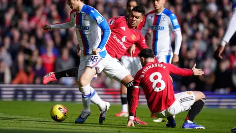 Casemiro y Bruno Fernandes disputando un balón en el duelo Manchester United vs Crystal Palace I AP