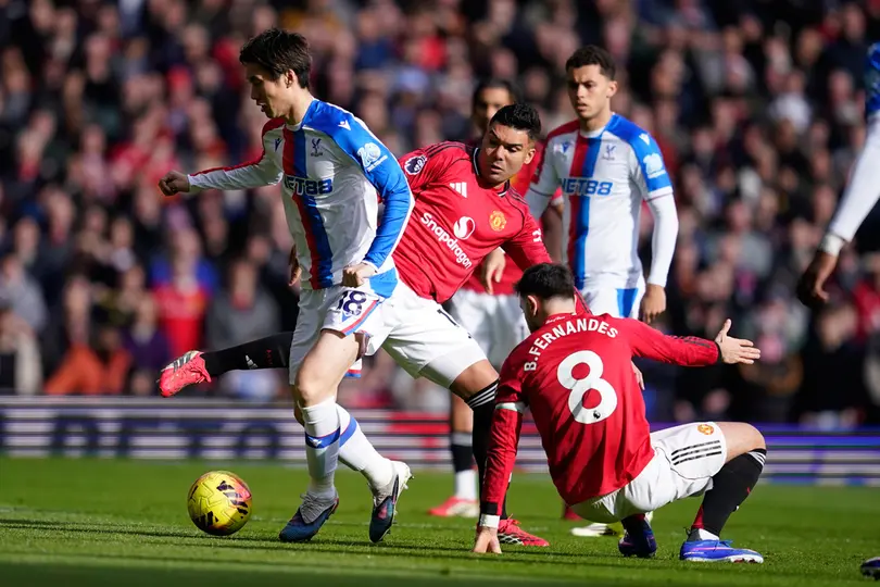 Casemiro y Bruno Fernandes disputando un balón en el duelo Manchester United vs Crystal Palace I AP
