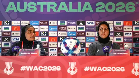 La entrenadora de la Selección de Irán, Marziyeh Jafari, y la capitana Zahra Ghanbari en conferencia de prensa | AP