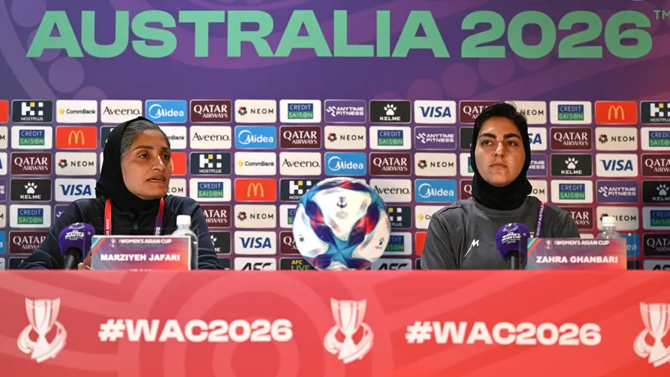 La entrenadora de la Selección de Irán, Marziyeh Jafari, y la capitana Zahra Ghanbari en conferencia de prensa | AP