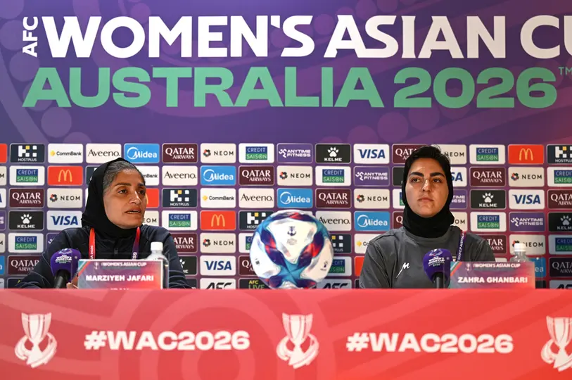La entrenadora de la Selección de Irán, Marziyeh Jafari, y la capitana Zahra Ghanbari en conferencia de prensa | AP