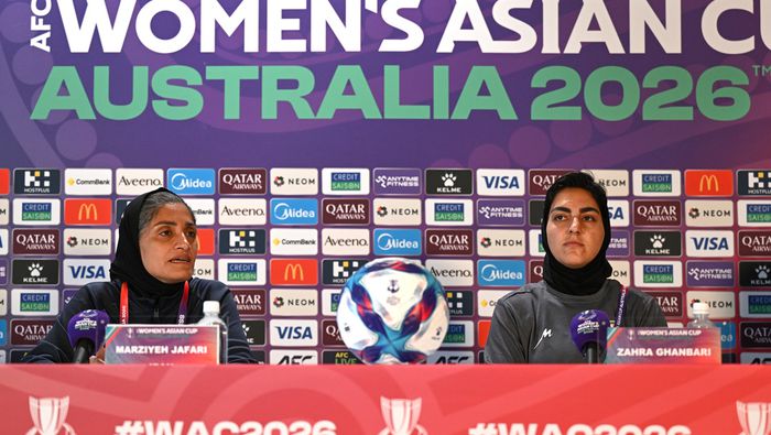 La entrenadora de la Selección de Irán, Marziyeh Jafari, y la capitana Zahra Ghanbari en conferencia de prensa | AP