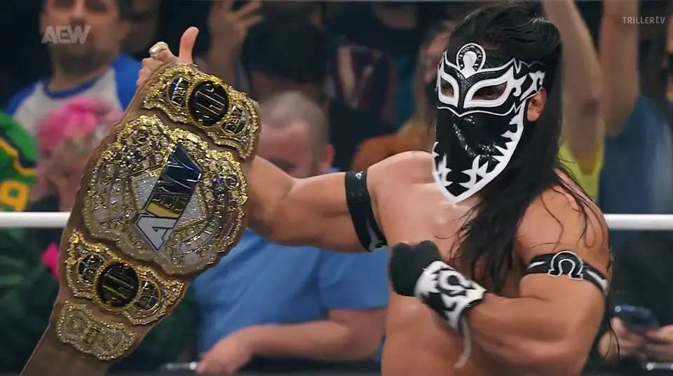 Bandido levantando el campeonato mundial de AEW | Captura de pantalla de AEW