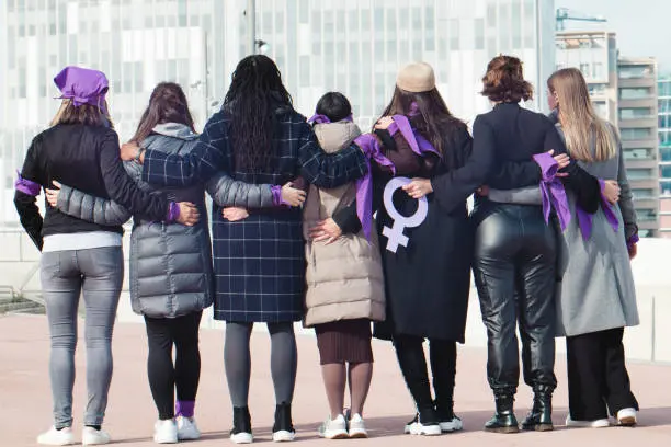 Cada año, millones de mujeres participan en marchas y actividades para exigir igualdad de derechos./ Pixabay