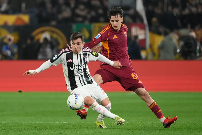 Roma y Juventus disputando el balón | AP