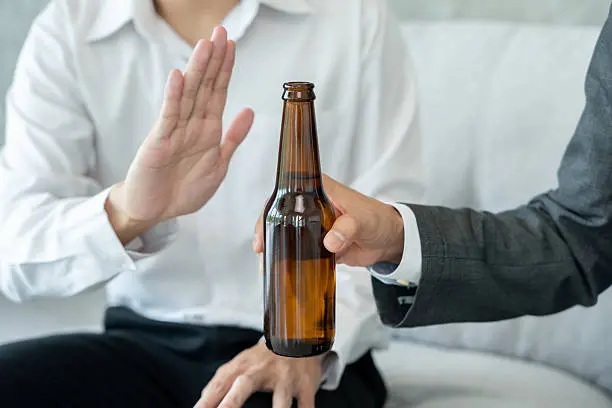 Restaurantes y establecimientos con licencia podrán vender alcohol únicamente para consumo dentro de sus instalaciones./ Pixabay