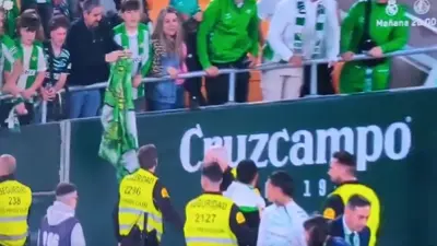 Antony se enfrenta con hinchas del Real Betis tras empate en el Derbi de Sevilla