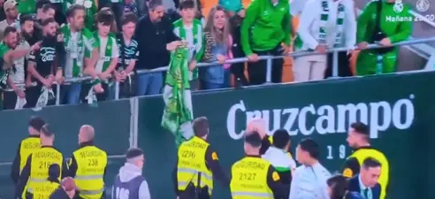 Antony se enfrenta con aficionados de su equipo l CAPTURA