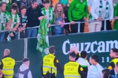 Antony se enfrenta con hinchas del Real Betis tras empate en el Derbi de Sevilla