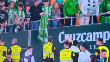 Antony se enfrenta con hinchas del Real Betis tras empate en el Derbi de Sevilla