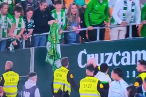 Antony se enfrenta con hinchas del Real Betis tras empate en el Derbi de Sevilla
