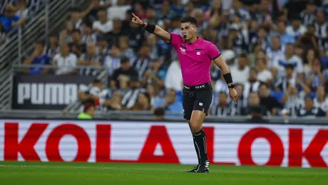 ¿Penalti no marcado a Rayados? Esto sucedió en el área de Cruz Azul