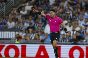 ¿Penalti no marcado a Rayados? Esto sucedió en el área de Cruz Azul