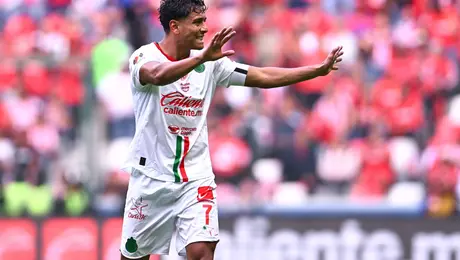 ¡Se encienden las alarmas! Luis Romo se vuelve a lesionar y sale del duelo ante Toluca