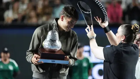 Flavio Cobolli recibe su trofeo tras coronarse en el Abierto Mexicano de Tenis | AP