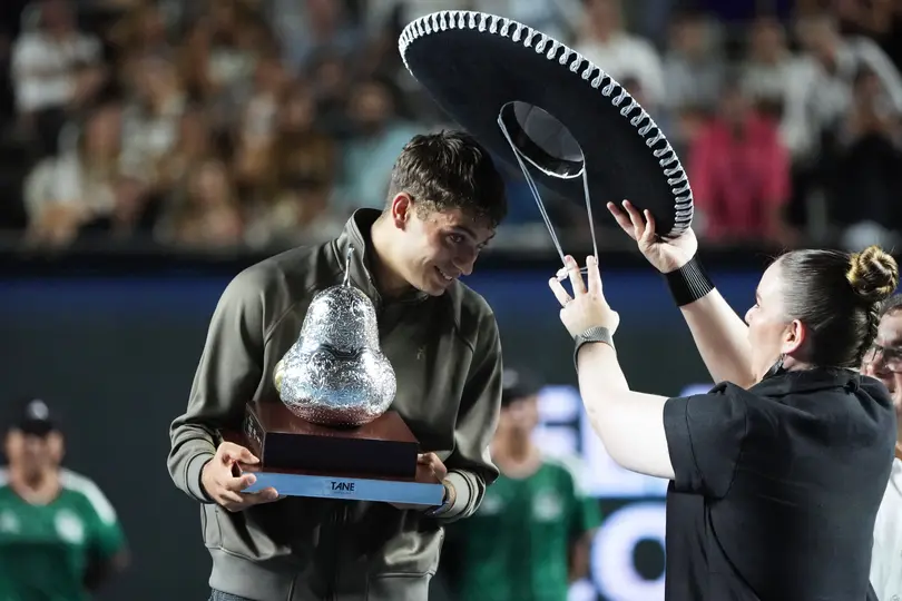 Flavio Cobolli recibe su trofeo tras coronarse en el Abierto Mexicano de Tenis | AP