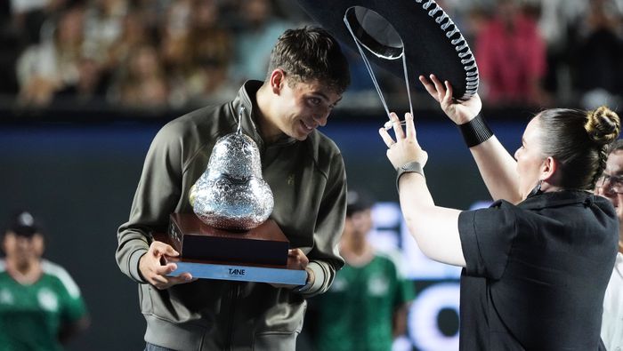 Flavio Cobolli recibe su trofeo tras coronarse en el Abierto Mexicano de Tenis | AP