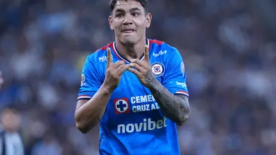 ¡Insólito! Árbitro decreta gol a favor del Cruz Azul cuando balón había salido de la cancha