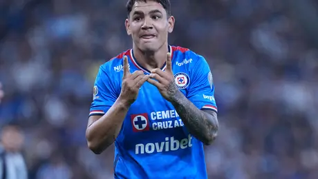 ¡Insólito! Árbitro decreta gol a favor del Cruz Azul cuando balón había salido de la cancha