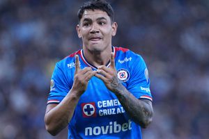 ¡Insólito! Árbitro decreta gol a favor del Cruz Azul cuando balón había salido de la cancha